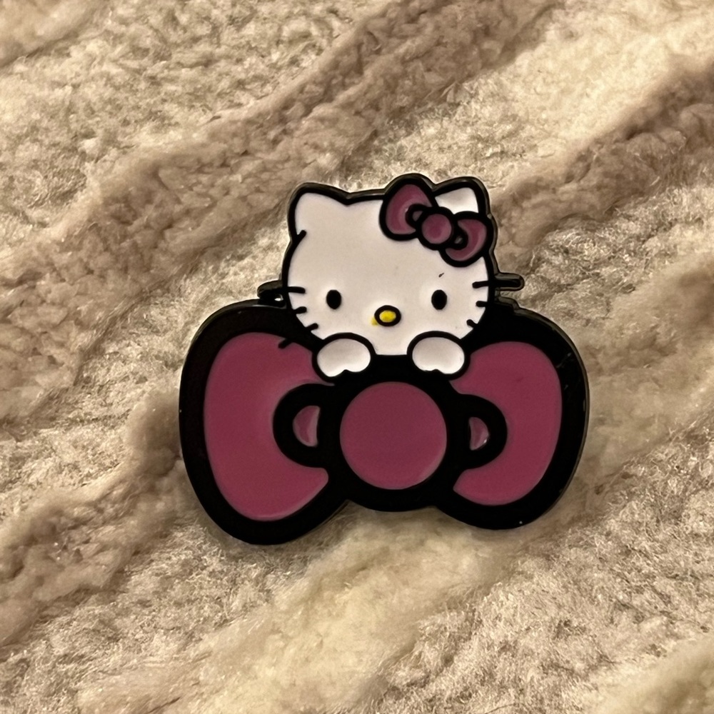 NEW Hello Kitty with Bow Pin